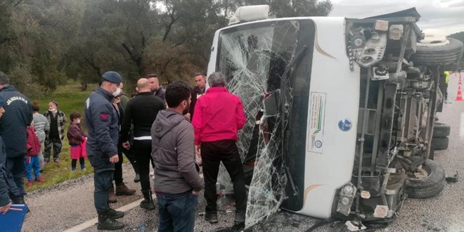 Öğrencilerin bulunduğu minibüs kaza yaptı: 12 yaralı