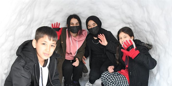Derste gördükleri eskimoların yaşadığı igloyu okul bahçesine yaptılar