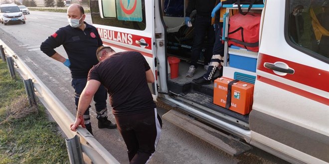 Kazada yaralanan sürücü, ayakkabısı çamurlu olduğu için ambulanstan indi