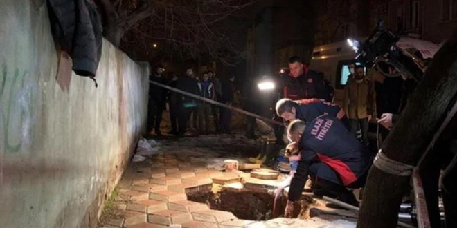 Yürüdüğü kaldırım çöktü, açılan çukura düştü