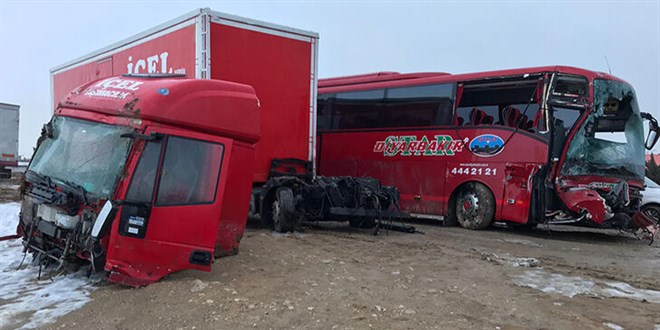 Konya'da yolcu otobs ile TIR arpt: 11 yaral