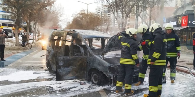 Eşine sinirlendi, aracı benzin döküp yaktı