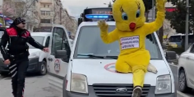 Civciv kost�ml� vatanda� ile polislerin oyunu g�ld�rd�