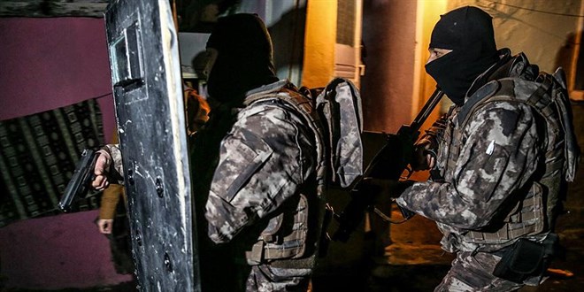 Terör ve göçmen kaçakçılığı operasyonunda 4 zanlı tutuklandı