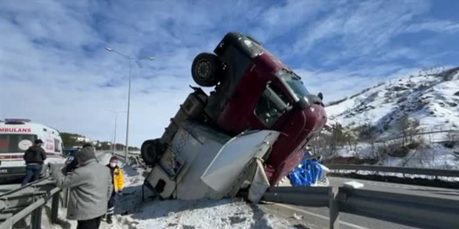 Arızalanıp geriye kayan tırın çarptığı otomobildeki bir kişi öldü, iki kişi yaralandı
