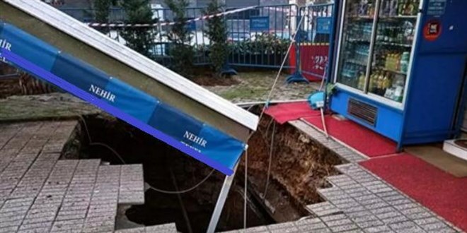Kadıköy'de 5 metre derinliğinde çukur oluştu