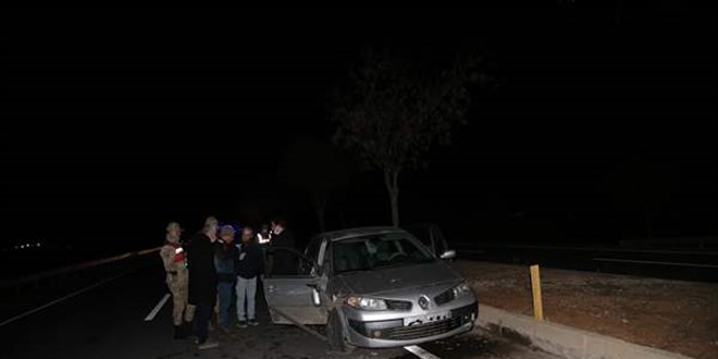 Otomobile dzenlenen silahl saldrda 2 kii ld