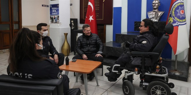 Polislik özlemini her gün gittiği karakolda gideriyor