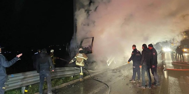 Feci kaza: 2 kii sktklar kamyonda yanarak can verdiler