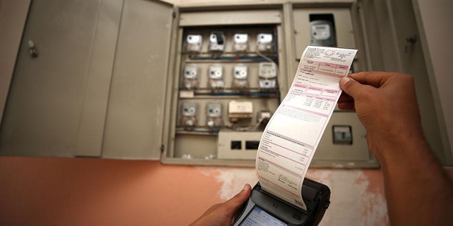 Vatandaşlar elektrik faturalarını yaktı: Devlet DEDAŞ'a el atsın
