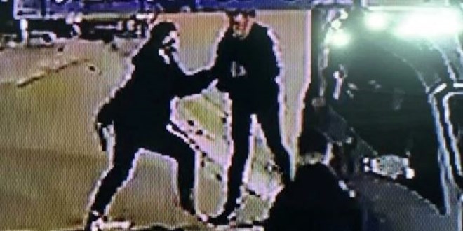 Zeytinburnu'nda iki saldırgan kız arkadaşı ile yürüyen genci bıçakladı