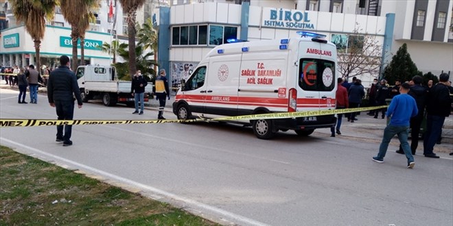 Adana'da otomobilinde silahl saldrya urayan baba ld, kz yaraland