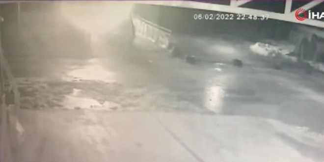 Tinerle soba yakmak isterken hem kendisini hem de arabayı yaktı