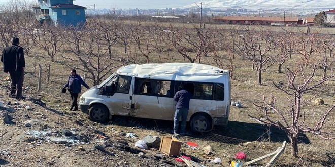 Niğde'de tarım işçilerini taşıyan minibüs devrildi, 14 kişi yaralandı