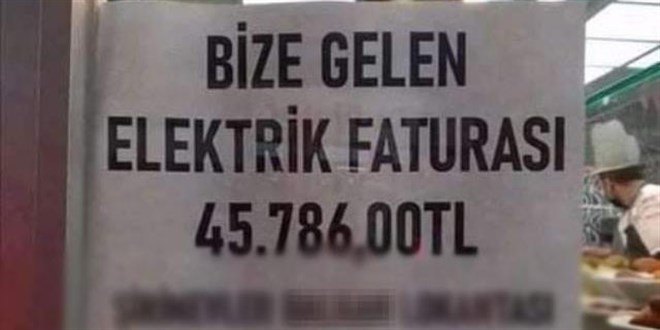 Elektrik faturasını cama astı, görenler 'Gerçek mi?' diye sordu
