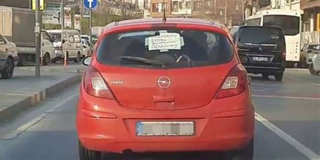 'Acemiyim, lütfen sıkıştırmayın öğreniyorum' yazdı, trafiğe çıktı