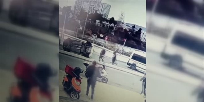 İstanbul'da okul servisine çarpan otomobil yan yattı