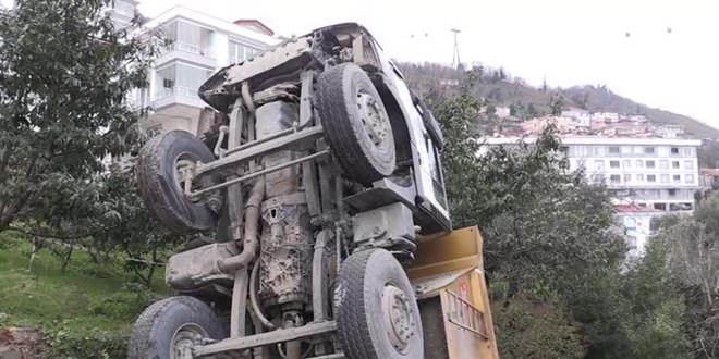 Ordu'da rampada kayan kamyon okul bahçesine düştü