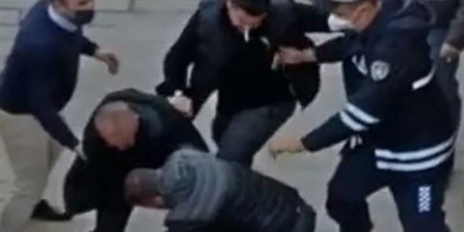 Kocaeli'de tartıştığı eşi bayılınca dövdü sanıldı: Tekme tokat dayak yedi