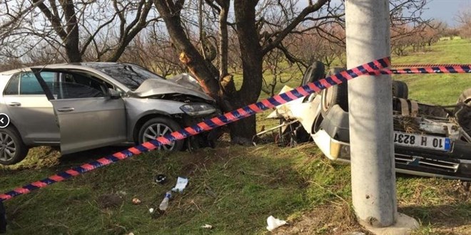 Burhaniye'de yağmurla gelen kaza: 1 ölü, 4 yaralı
