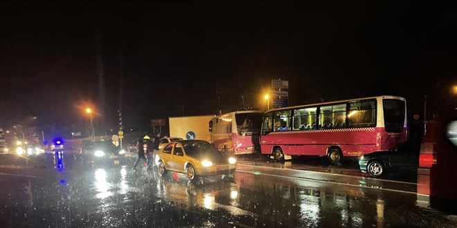 2 halk otobüsü, kamyonet ve otomobilin karıştığı kaza: 12 yaralı