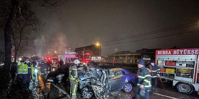 Bursa'da 4 aracın karıştığı zincirleme trafik kazasında 1 kişi öldü
