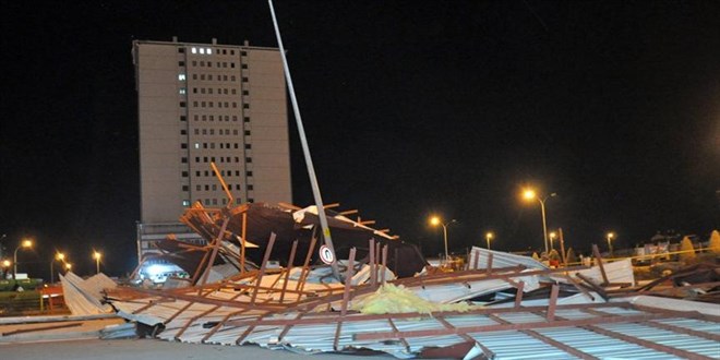 18 katlı öğrenci yurdunun çatısı uçtu, ağaçlar devrildi