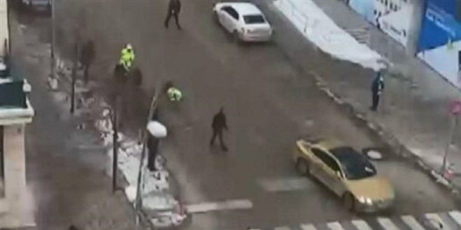Taksici, hacizli aracını bağlamak isteyen trafik polisini sürükledi