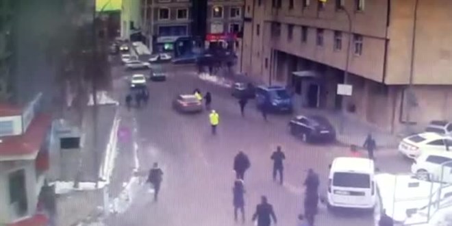 Hacizli aracını kurtarmak için polisi sürükleyen sürücü tutuklandı