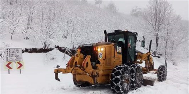 Sakarya'da taşımalı eğitimin aksamaması için karla mücadele sürüyor