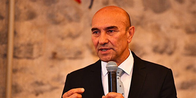 Tunç Soyer, İZSU'ya gelen elektrik faturasını belediyenin kapısına astı