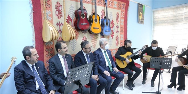 Bakan Kasapoğlu geçlerle şarkı söyledi