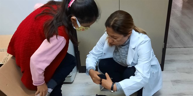 Kendi çorabını öğrencisine giydiren öğretmene başarı belgesi