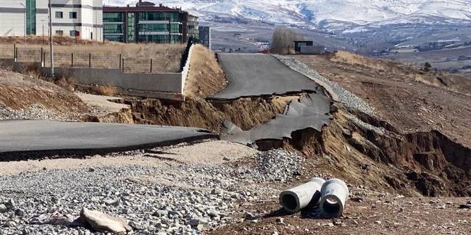 Ankara'da 3 ay önce yapılan yol çöktü