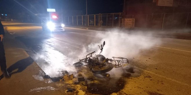 Uygulamaya takılınca motosikleti ateşe verip kaçtı