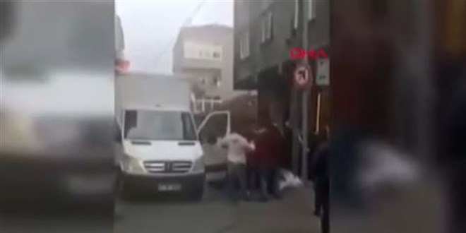 Esenler'de sopalı, yumruklu yol verme kavgası kamerada