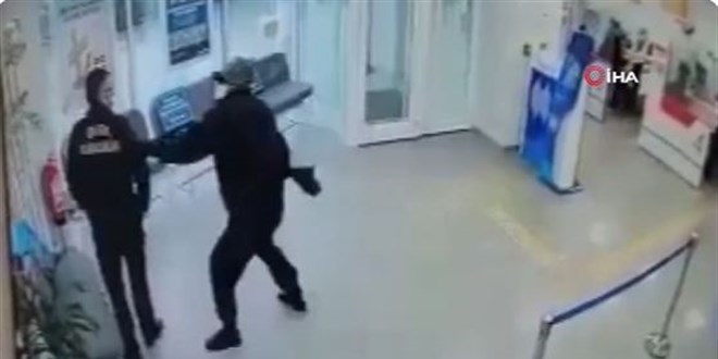 Banka güvenlik görevlisine saldırı anı kameralara yansıdı