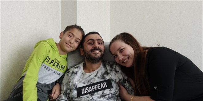 Yatağa bağımlı gazi eşini, sevgisiyle hayata bağlıyor