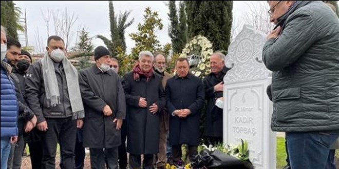 Eski İBB Başkanı Kadir Topbaş kabri başında dualarla anıldı