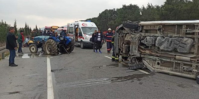 Manisa'da minibüsle traktörün çarpışması sonucu 3 kişi yaralandı