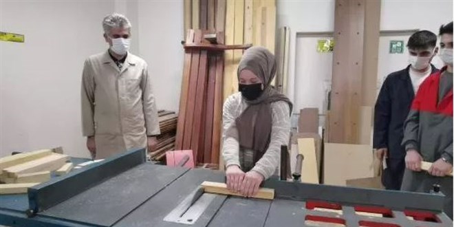 15 yaşındaki öğrenci 4 bin 500 TL maaş alıyor