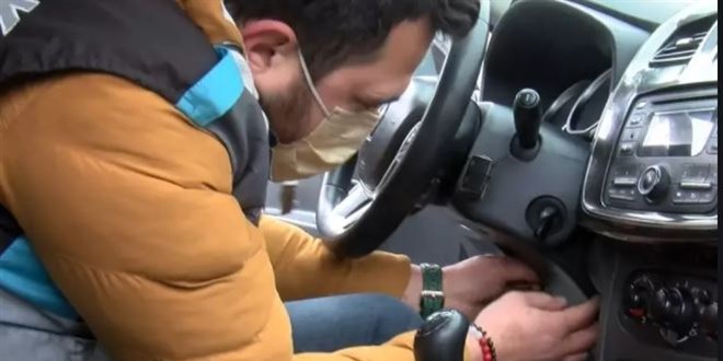Taksimetre ücreti ekipleri şüphelendirdi: Direksiyon altında düğme tespiti