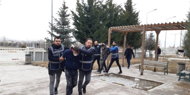 Oğlunun arkadaşları tarafından maket bıçağıyla öldürüldü