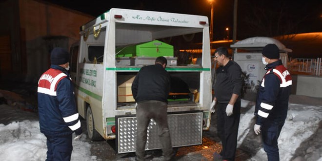 Babasını öldürdükten sonra dışarıya çıplak çıkarak donmayı beklemiş
