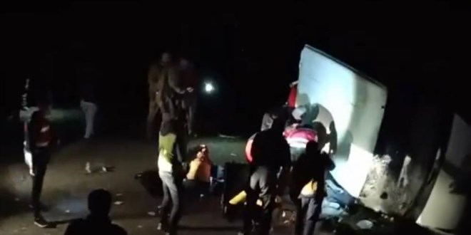 Saman işçilerini taşıyan minibüs şarampole yuvarlandı: 1 ölü