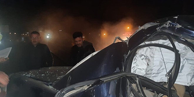 Trenin çarptığı otomobil sürücüsü canını son anda atlayarak kurtardı