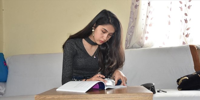 Mercekle ders alan Nazlcan azmiyle niversiteli oldu