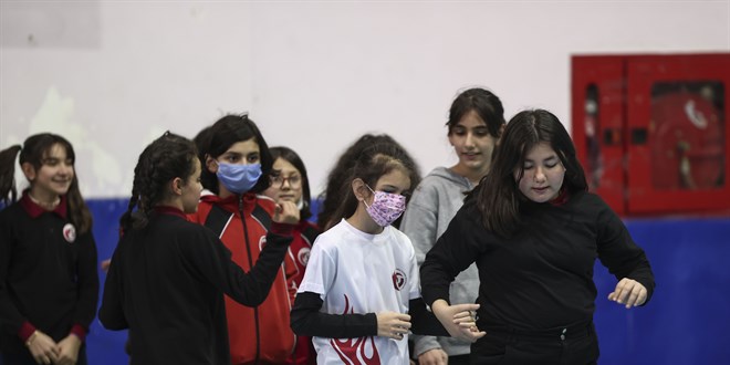 Merasim Sokak'taki saldırıda gözlerini kaybeden Buse okul üçüncüsü oldu