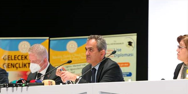 Bakan �zer: Meslek liseleri ihracat yapan bir okul t�r�ne d�n��t�