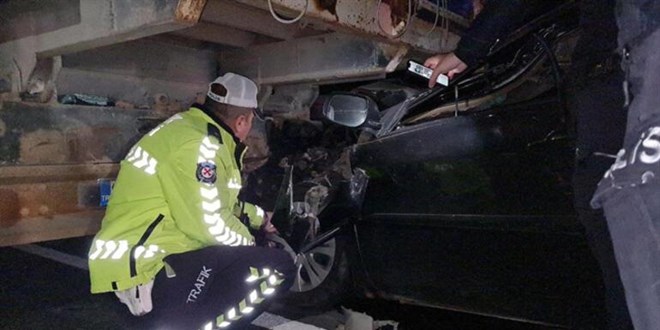 Kamyona saplanan otomobil 65 metre sürüklendi